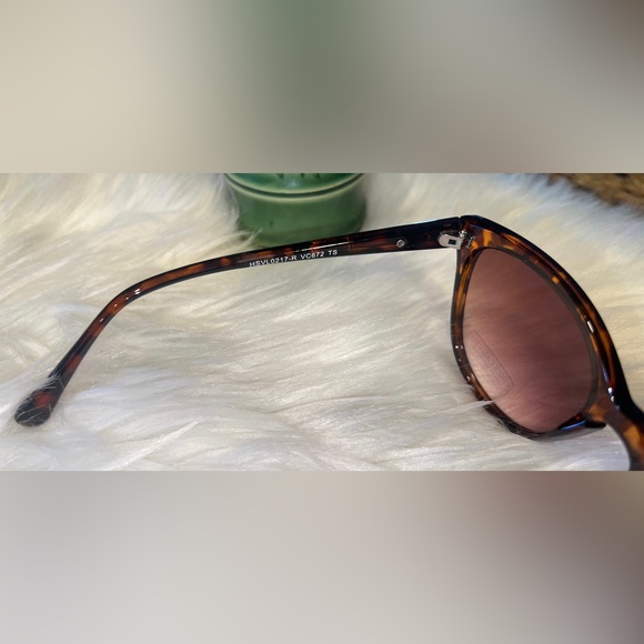 Vince Camuto VC672 Classic 100% UV Protective Cat Eye Sunglasses Tortoise - Picture 5 of 7